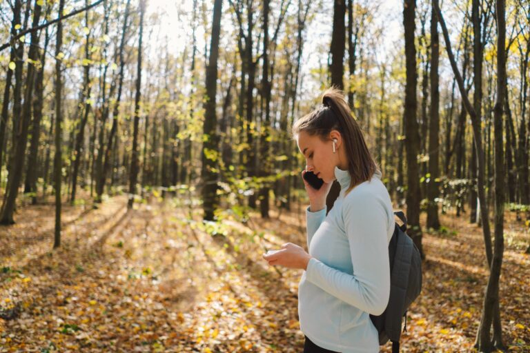 SLOW LIFE W LESIE – DLACZEGO CORAZ WIĘCEJ OSÓB UCIEKA Z MIASTA?